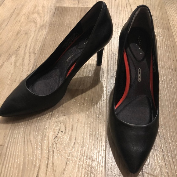 total motion pointed toe pump